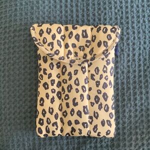 BAGGU Puffy Tablet Sleeve in Honey Leopard